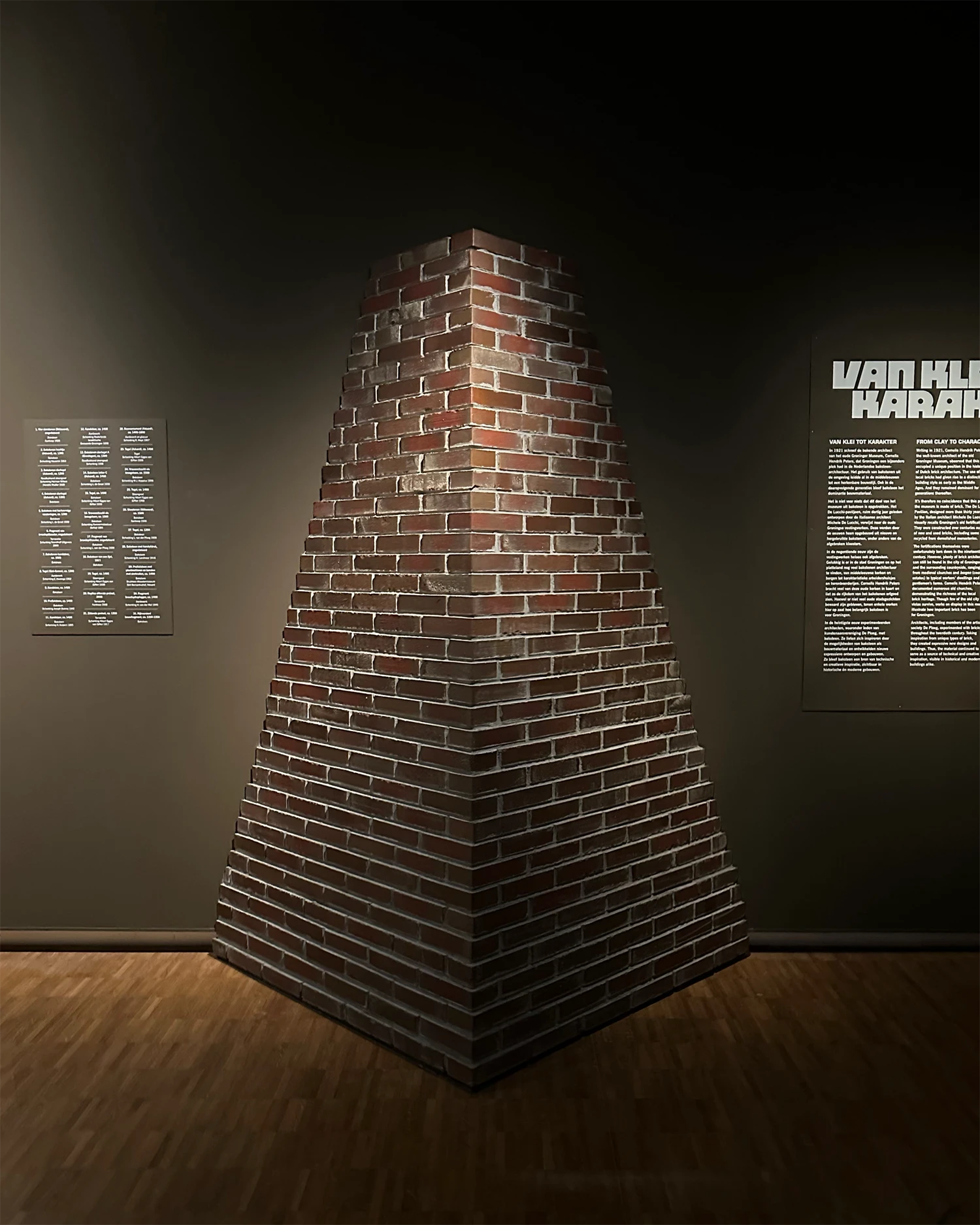 Tentoonstelling Bakstain-Groninger Museum. Folly,hoekelement van het De Lucchi paviljoen. Ontwerp Studio Volop