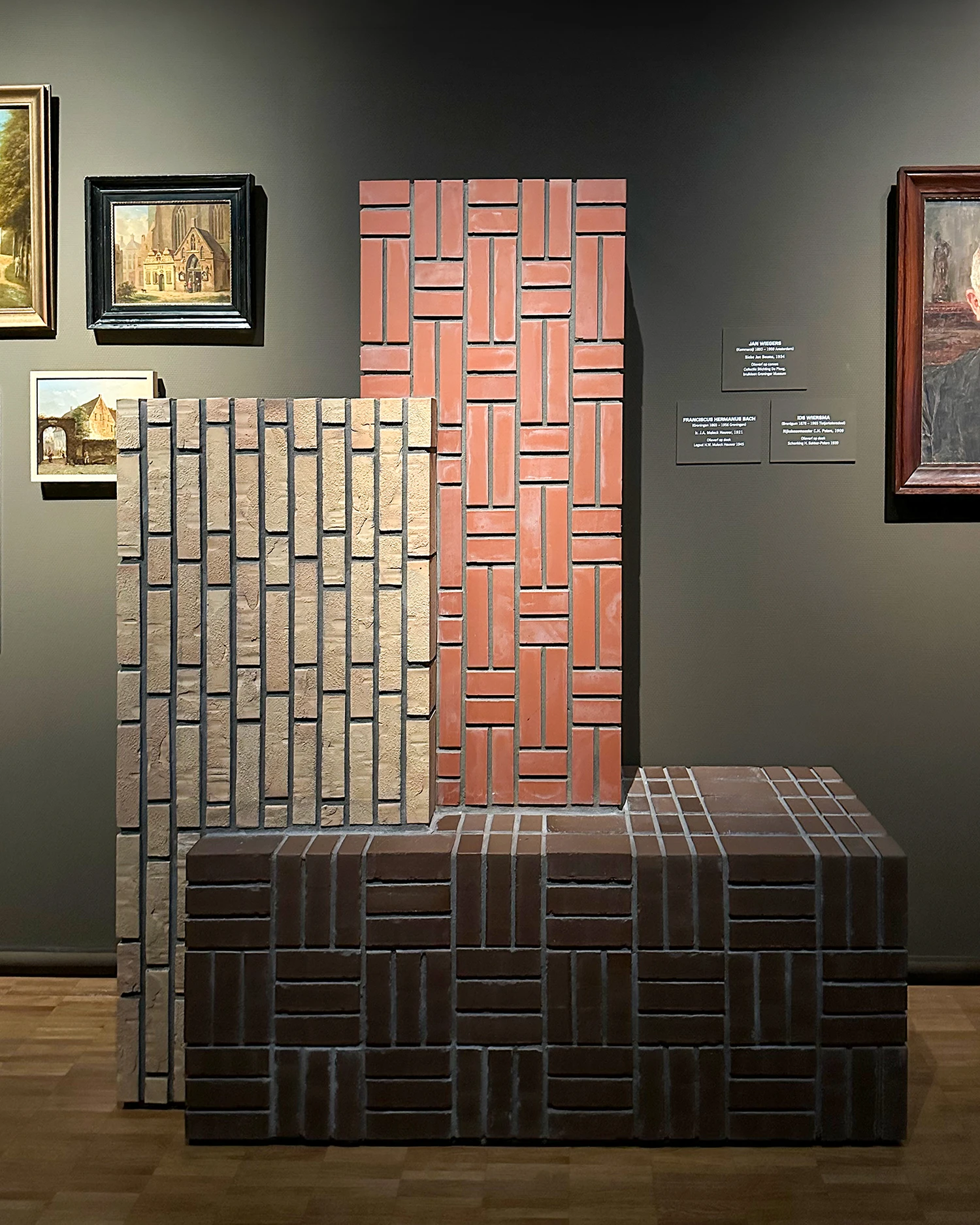 Tentoonstelling Bakstain - Groninger Museum. Folly 2, Stenen object dat refereert aan de architectuur van de Amsterdamse School en zijn verschillende metselverbanden. Ontwerp Studio Volop.