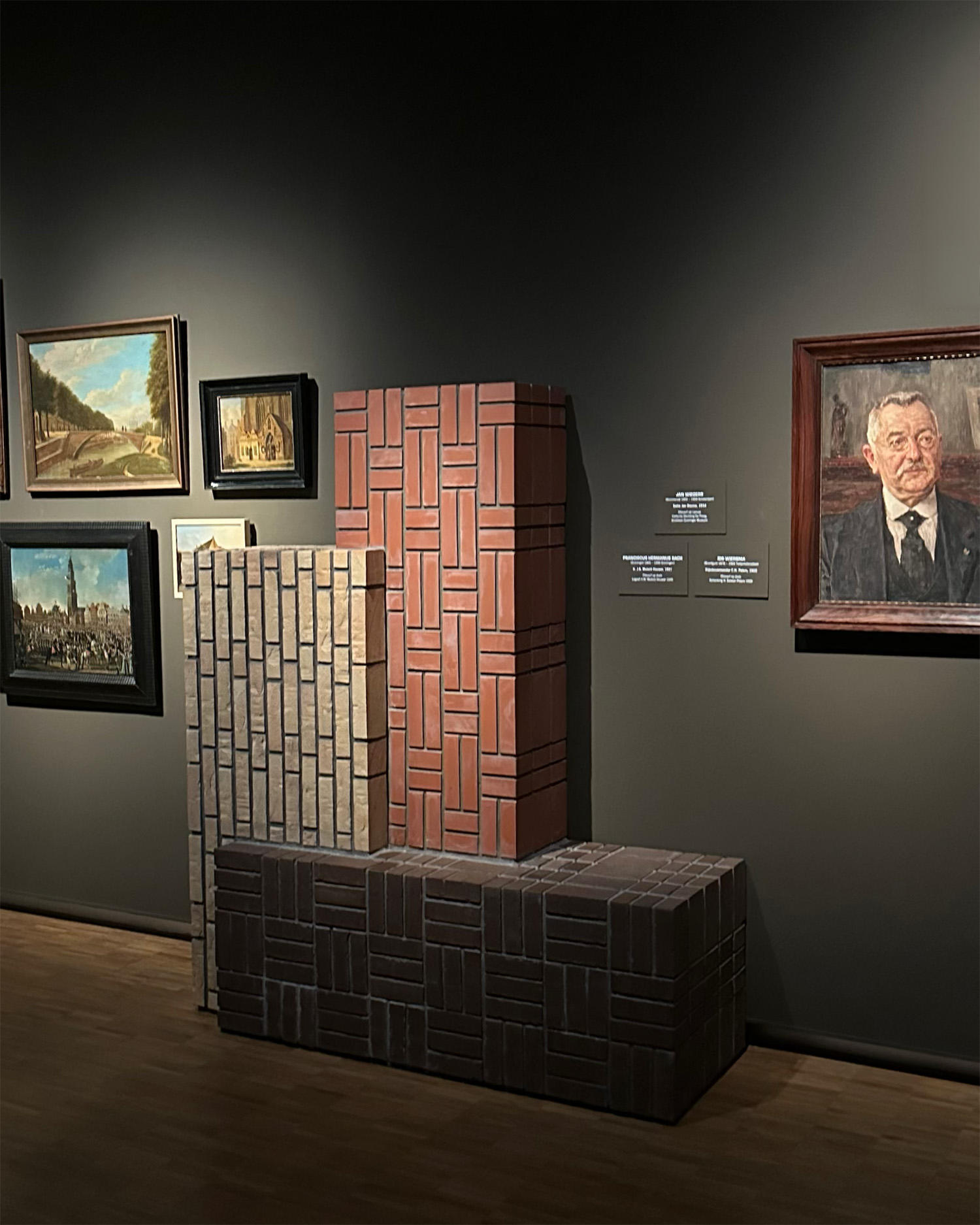 Tentoonstelling Bakstain - Groninger Museum. Folly 2, Stenen object dat refereert aan de architectuur van de Amsterdamse School en zijn verschillende metselverbanden. Ontwerp Studio Volop.
