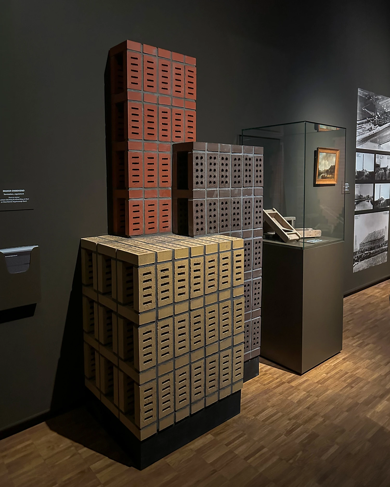 Tentoonstelling Bakstain-Groninger Museum. Folly – Bouwwerk van moderne geperforeerde bakstenen uit de strengenpers van Strating Gevelmeesters. Ontwerp Studio Volop