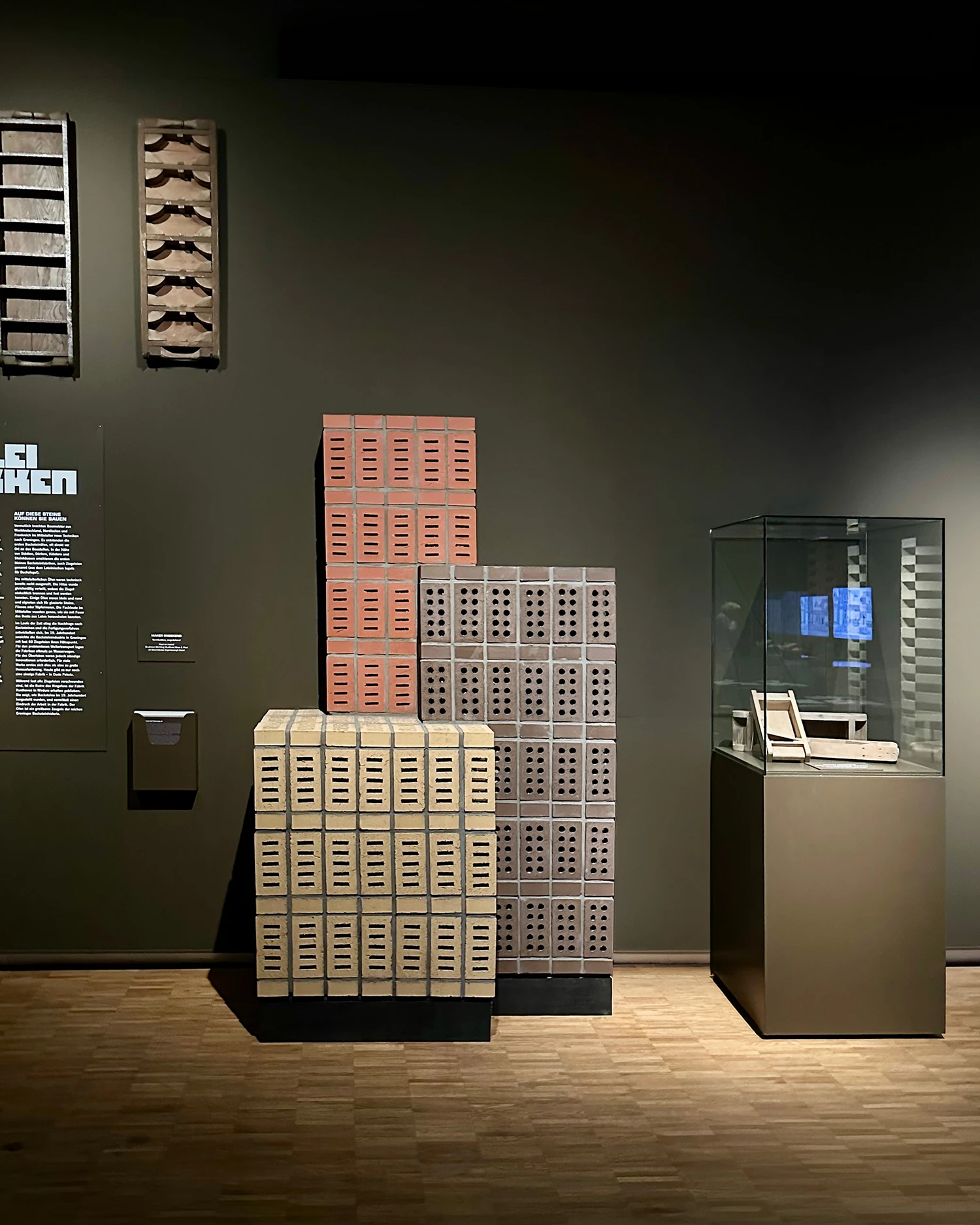 Tentoonstelling Bakstain-Groninger Museum. Folly – Bouwwerk van moderne geperforeerde bakstenen uit de strengenpers van Strating Gevelmeesters. Ontwerp Studio Volop