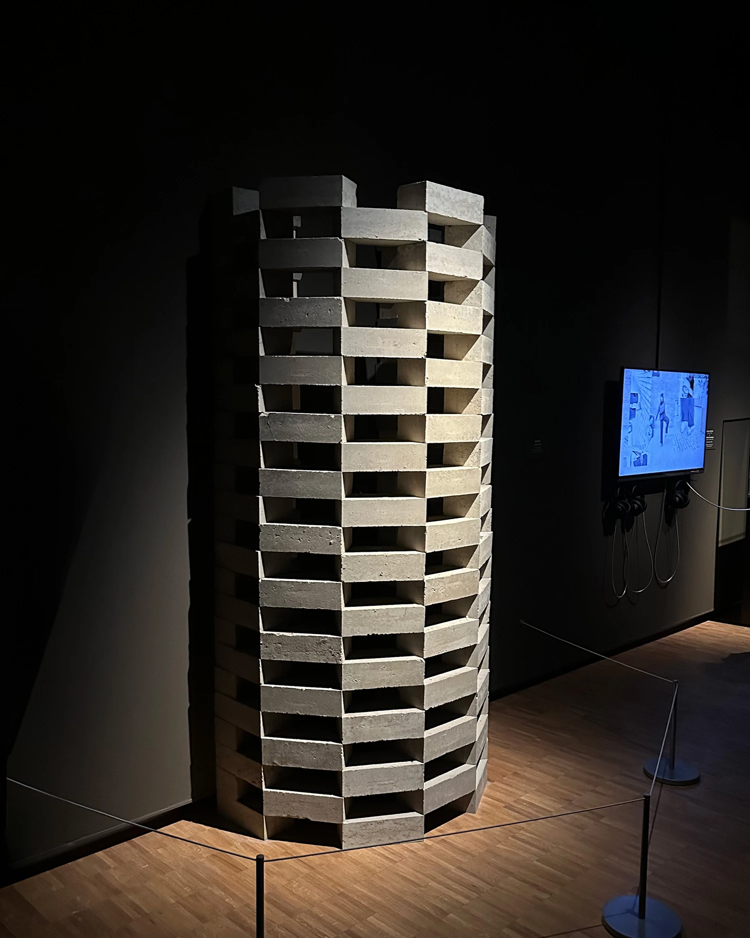 Tentoonstelling Bakstain-Groninger Museum. Folly, halfrond droog gestapeld van geperste stenen, ontwikkeld door het Alfa College en architectenbureau vector-i. Ontwerp Studio Volop