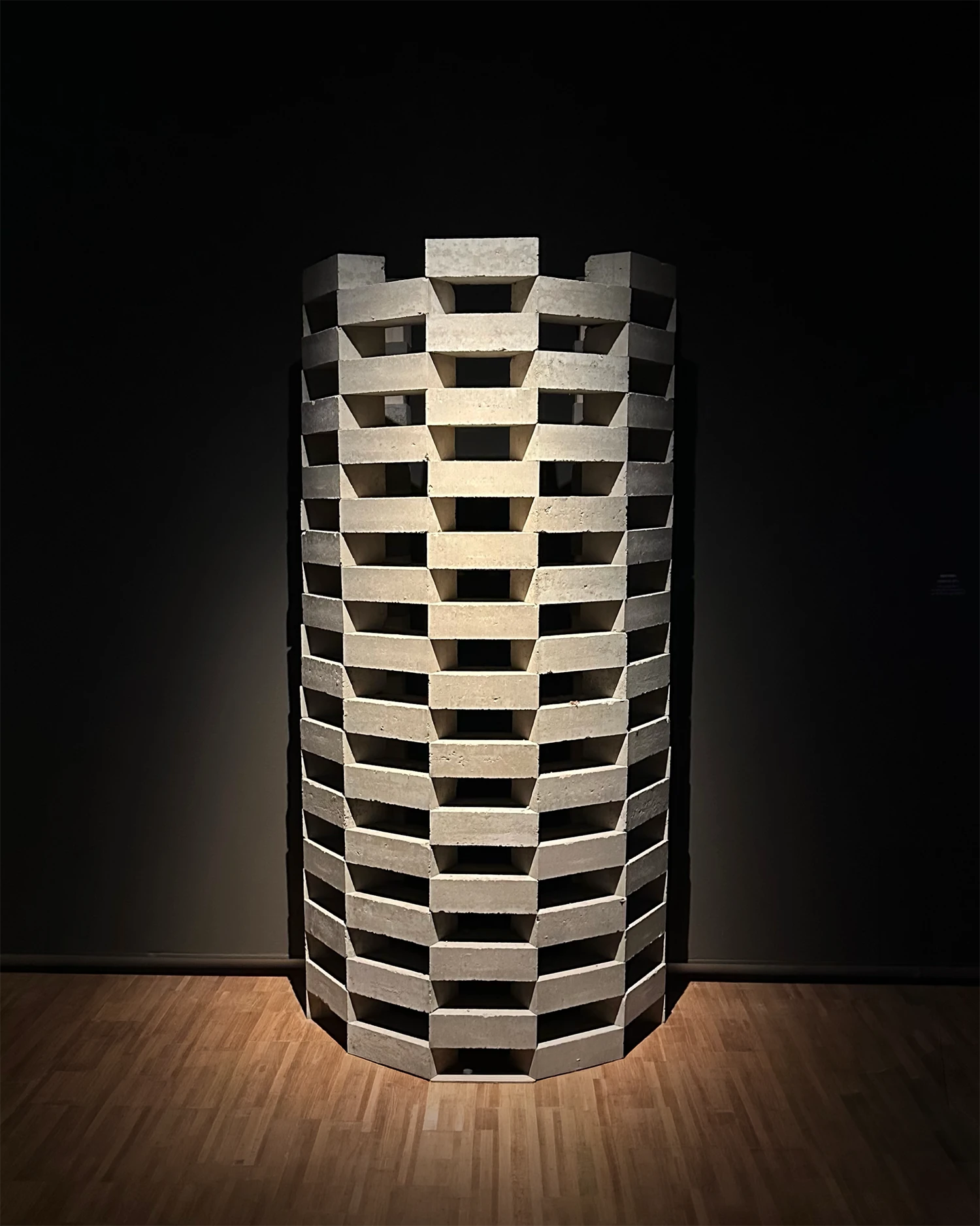 Tentoonstelling Bakstain-Groninger Museum. Folly, halfrond droog gestapeld van geperste stenen, ontwikkeld door het Alfa College en architectenbureau vector-i. Ontwerp Studio Volop