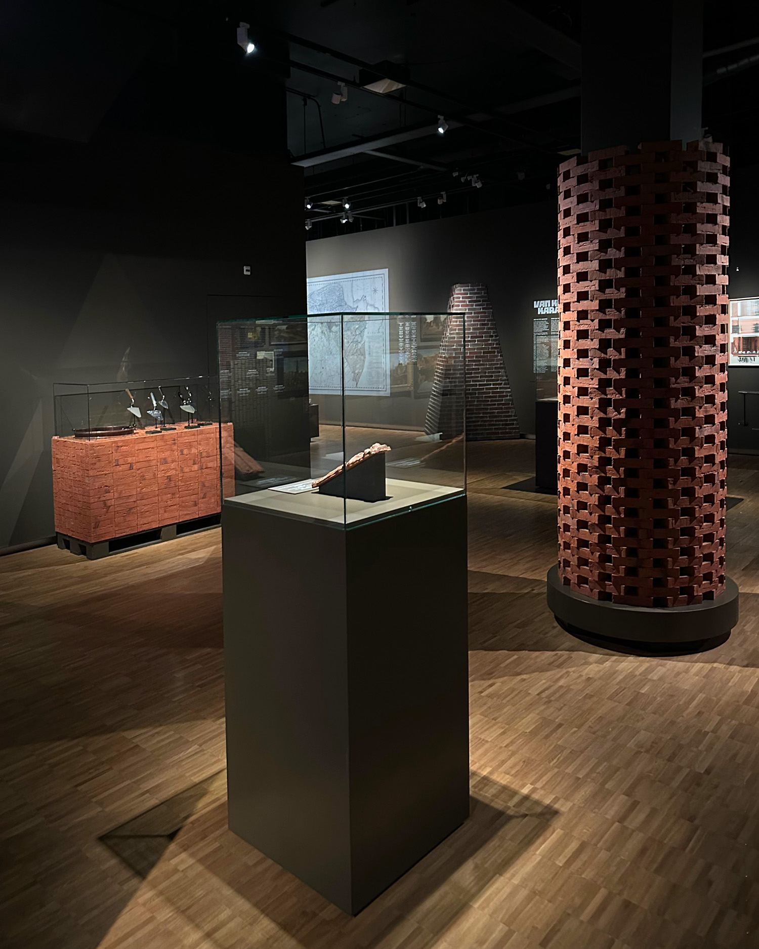 Sokkel bakstain expositie 3