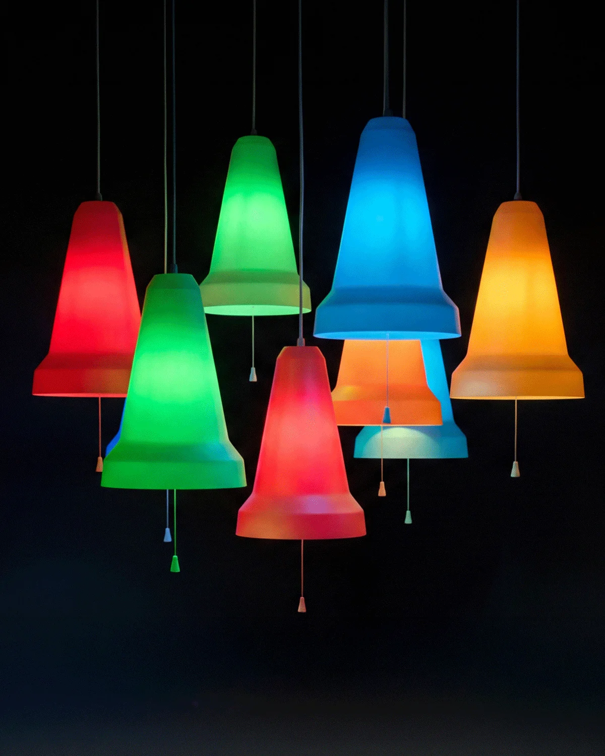 PUL - verzameling glow-in-the-dark hanglampen met pionvormige lampenkappen en trekschakelaars, geïnspireerd op traditionele trekkoordpionnetjes, ontworpen door Gerard de Hoop.
